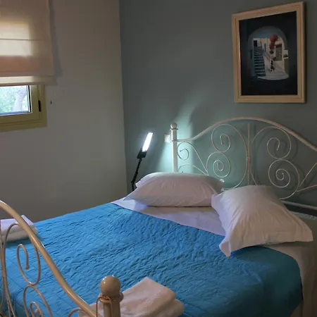 Yellow House Close To The 펜션 *