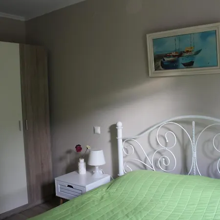 Yellow House Close To The 알리카나스