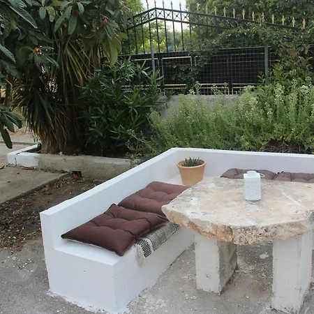 Yellow House Close To The 펜션 *