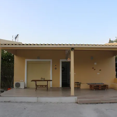 Yellow House Close To The 펜션 알리카나스