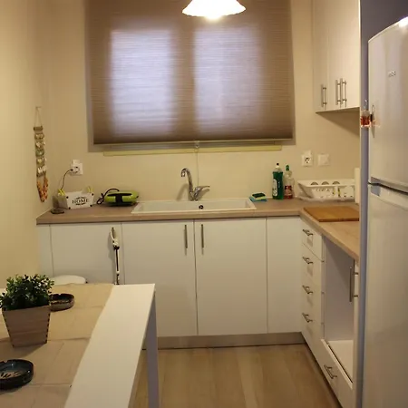 Yellow House Close To The 펜션 알리카나스