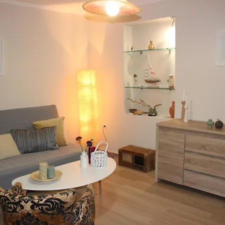 펜션 Yellow House Close To The 알리카나스