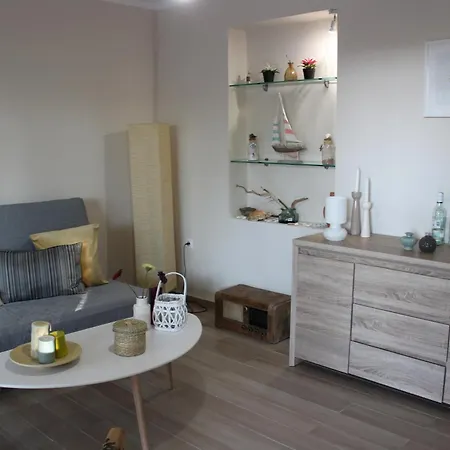 펜션 Yellow House Close To The 알리카나스