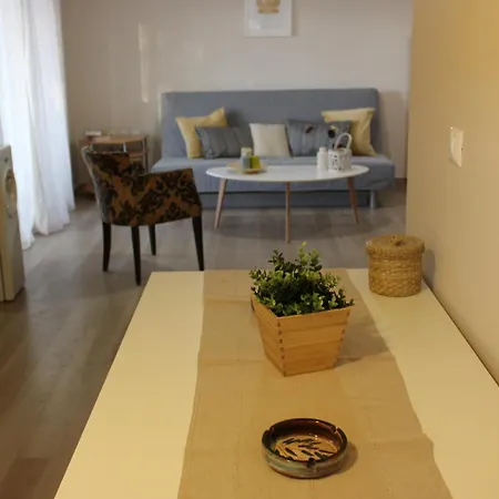 Yellow House Close To The 펜션 *