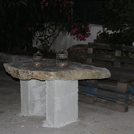 펜션 Yellow House Close To The 알리카나스