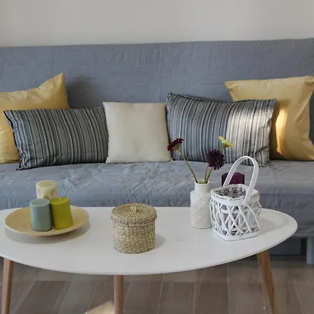 Yellow House Close To The 펜션 *