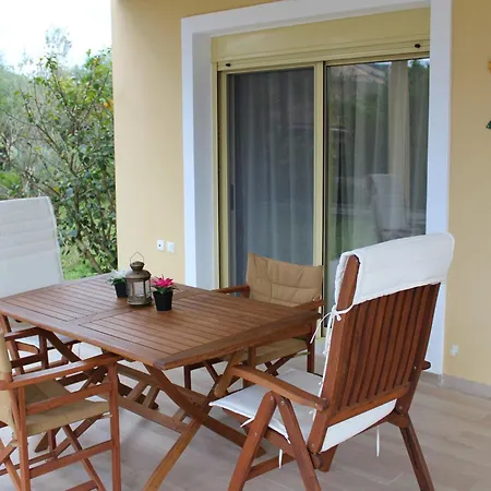 펜션 Yellow House Close To The 알리카나스