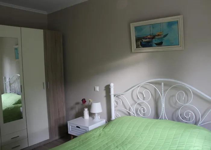 Yellow House Close To The 阿利卡纳斯