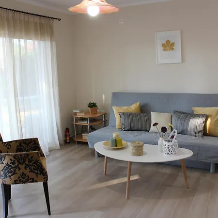 Vakantiehuis Yellow House Close To The