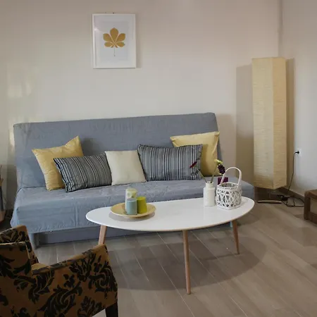 Vakantiehuis Yellow House Close To The